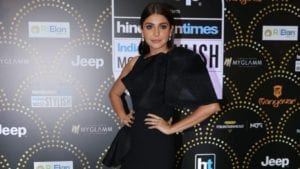 Anushka Sharma proves there is no going wrong with black for a cocktail 1366x768