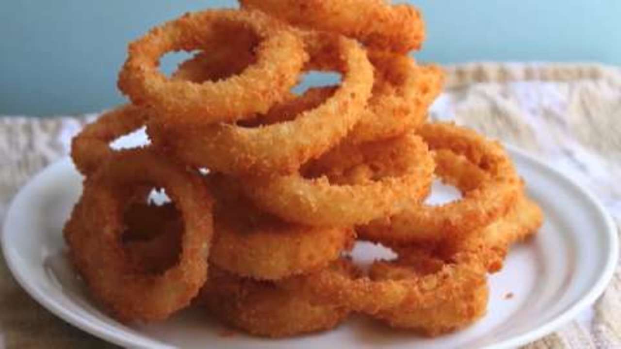 Как сделать хрустящей. Луковые Колечки (onion Rings,. Лук в панировке во фритюре. Луковые кольца во фритюре. Лук в кляре.