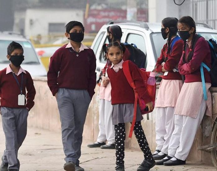 Children wearing masks as protection against smog and air pollution2