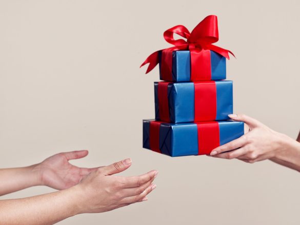 Saugat Traders भाई के लिए जन्मदिन का गिफ्ट - हैंडमेड बर्थडे बॉक्स 2 डेयरी  मिल्क चॉकलेट और स्क्रॉल कार्ड के साथ पुरुषों के लेदर वॉलेट के साथ :  Amazon.in ...